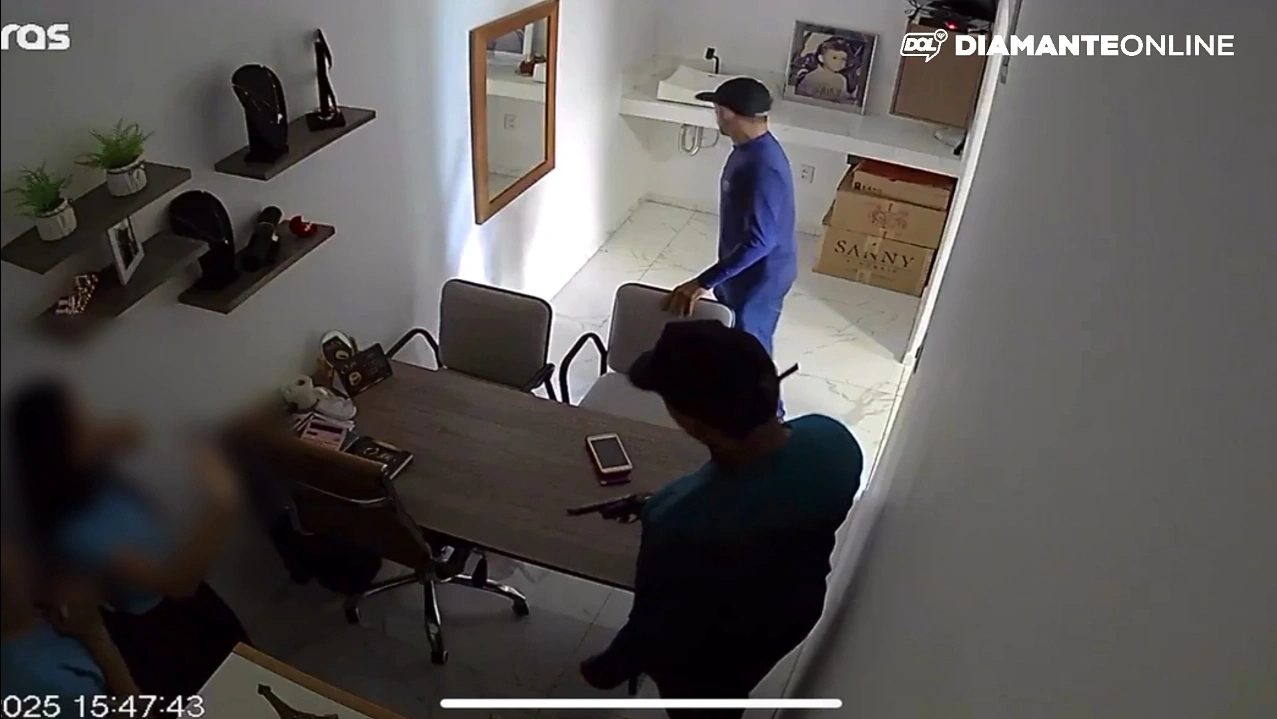 VÍDEO: Armados homens assaltam joalheria em cidade no Vale do Piancó