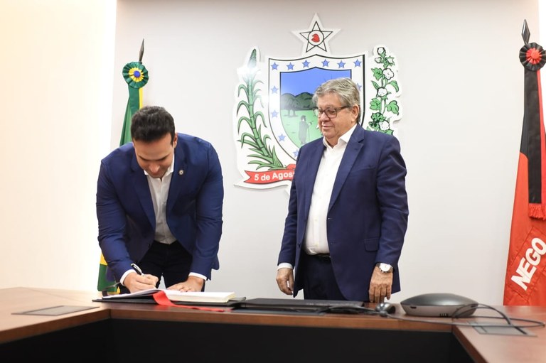 João Azevêdo transmite cargo para vice-governador Lucas Ribeiro