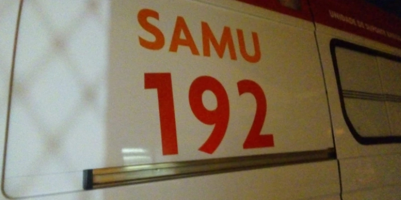 Em cidade no Vale do Piancó, acidente entre carro e moto deixa pai e filho feridos