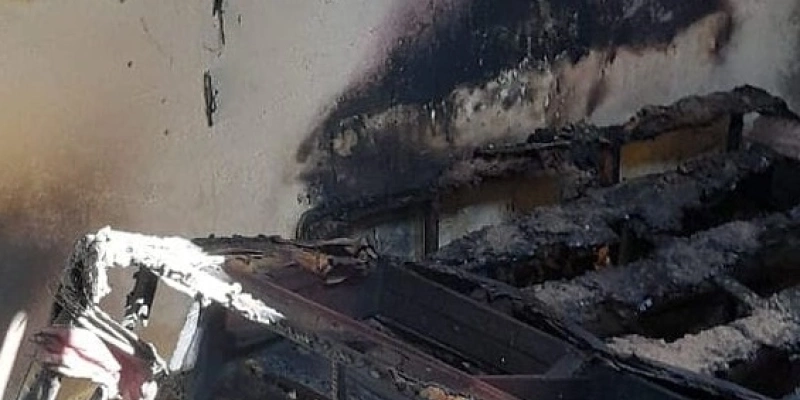 Casa de vereador pega fogo durante queima de teias de aranhas em Ibiara