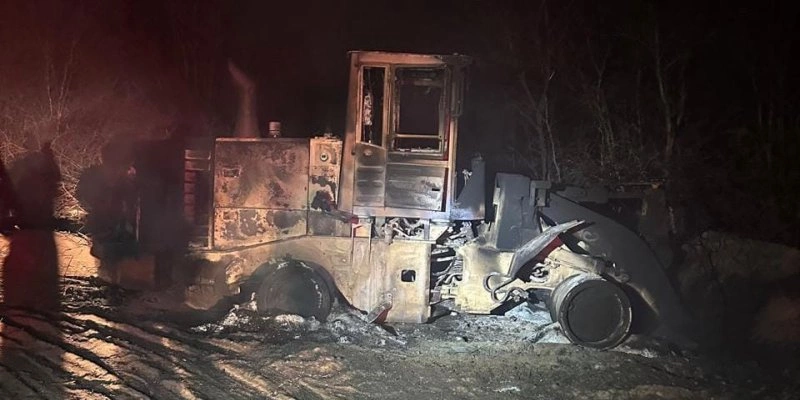 Retroescavadeira é incendiada em São José de Caiana