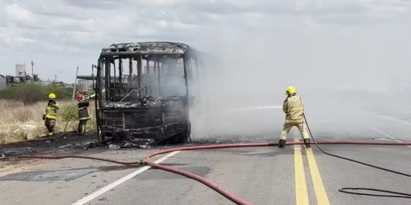 Incêndio atinge ônibus que fica destruído no sertão da Paraíba