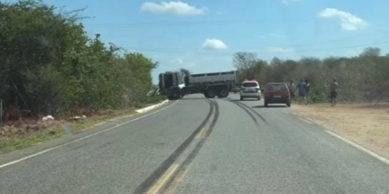 Caminhão colide com caminhonete na rodovia estadual PB-386 no vale do Piancó