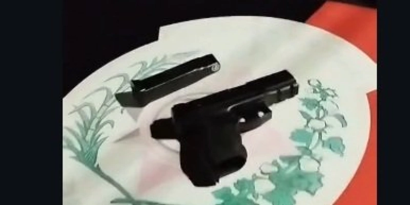 Homens são presos no Vale do Piancó com simulacro de arma e motocicleta com placa adulterada