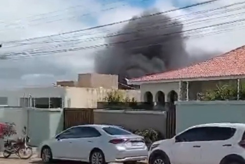 Quando os bombeiros chegaram, os ocupantes estavam nervosos, porém foram tranquilizados.