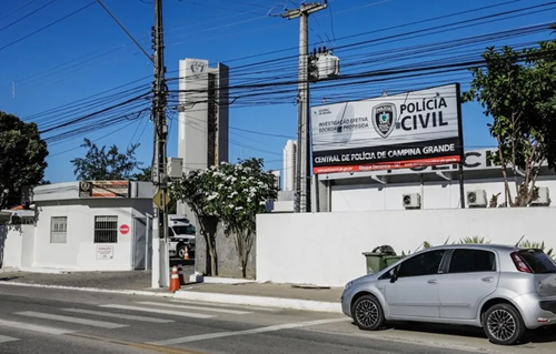 A mãe acionou a Polícia Militar pelo Disque 190 e denunciou o crime.