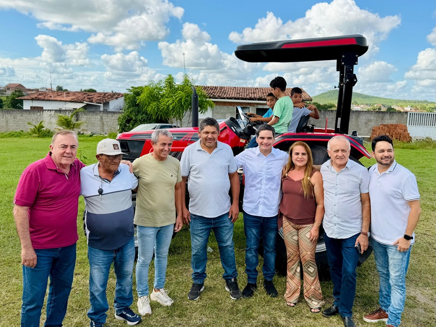Murilo Galdino participa da entrega de trator para associação rural em São José dos Ramos