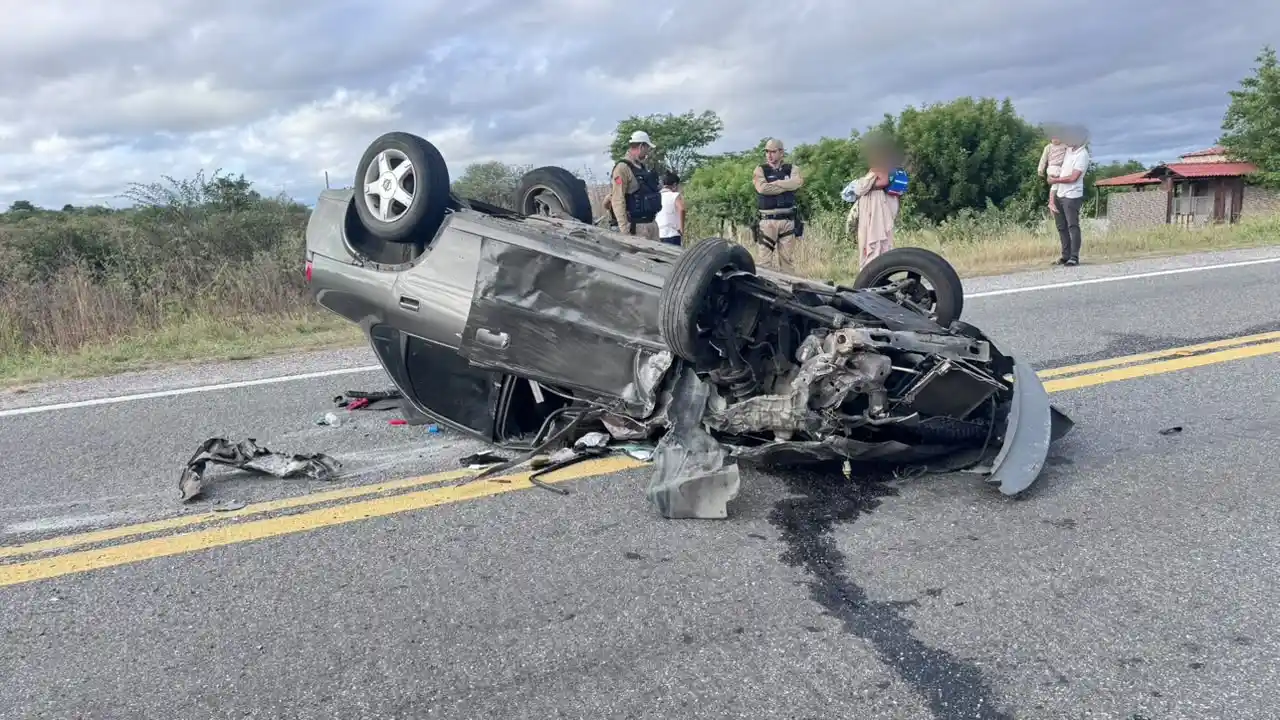 Colisão entre carro e caminhonete deixa feridos em rodovia de Itaporanga