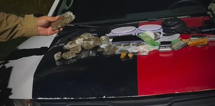 Polícia Militar apreende drogas, balanças de precisão e rádio comunicador durante operação em Itaporanga