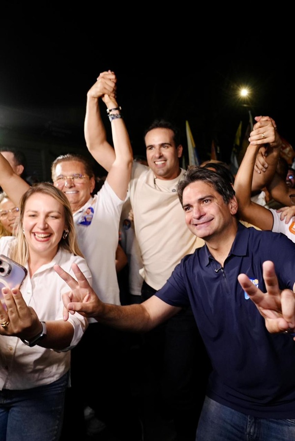 Murilo Galdino participa de caminhada no Quarenta ao lado de Lucas Ribeiro e Adriano Galdino