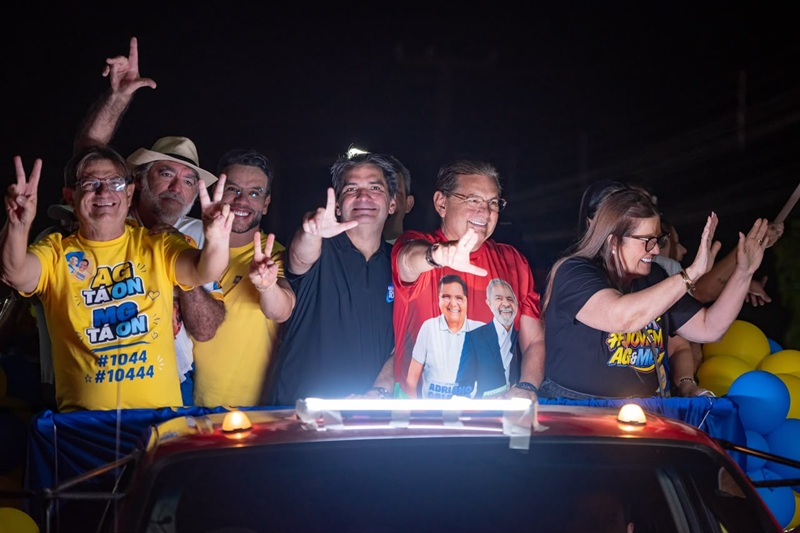 Em Pocinhos, Murilo Galdino participa do Arrastão Folia ao lado de Adriano e Eliane Galdino